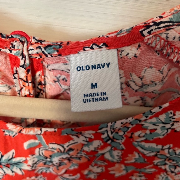 Bundle of 2 women’s sleeveless shirts - Picture 6 of 9